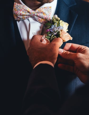 zoom sur maint accroche boutonnière marié