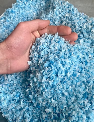 Gros plan sur du broyât de plastique PEHD recyclé bleu