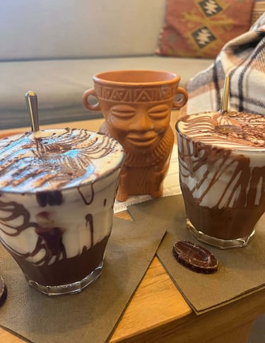Twee glazen met fancy chocolademelk in de Mayana chocoladebar Gent