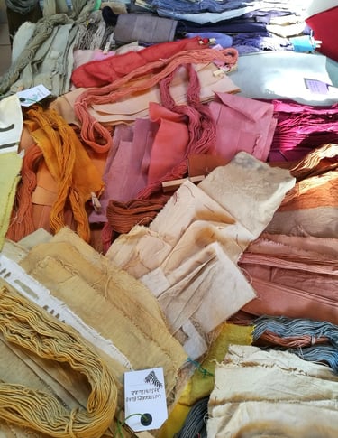 stalen van verschillende soorten textiel geverfd met planten