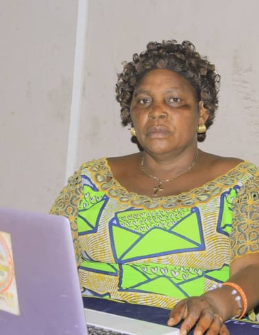 La coordonnatrice de l'afepd asbl dans son bureau