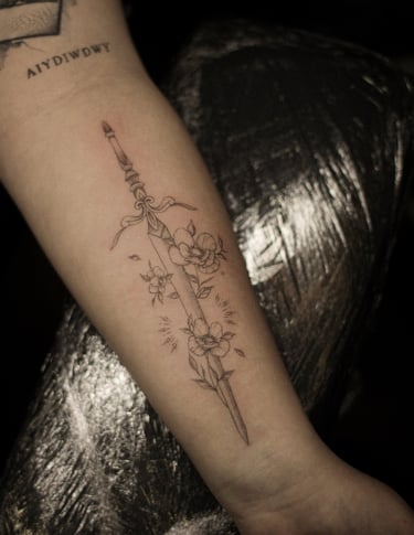 Tatouage de fleur et d'épée réalisé par Eva Ink Vlr