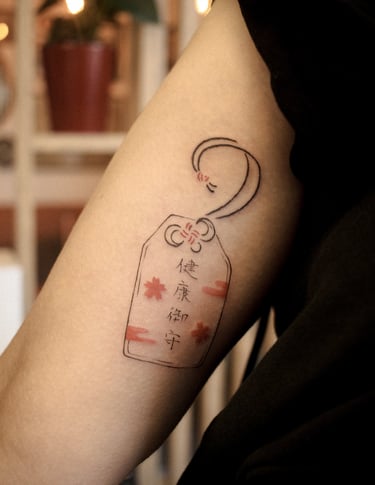 tatouage d'un Omamori traditionnel japonais par minuit tattoo