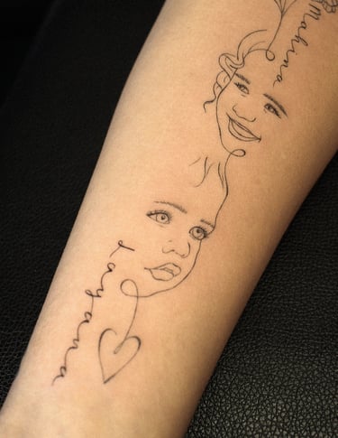 Tatouage d'une phrase et de fleur et de visage minimaliste réalisé par Eva Ink Vlr