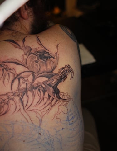 Tatouage d'un serpent dans le dos réalisé par Margot Dubs Tattoo