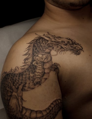 Tatouage Dragon Epaule réalisé par Margot Dubs Tattoo