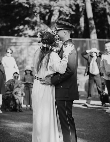 Nuotaka su jaunikiu. Jaunikis vilki uniformą