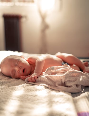 fotografia de bebe durmiendo en la cama sesion de fotos en granada