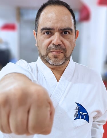 señor practicando karate en narvarte para manejar el estrés