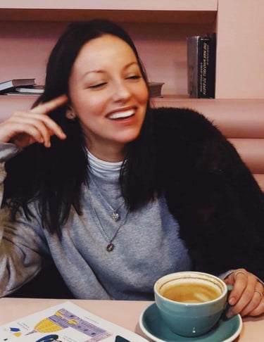 femme avec un café, souriant