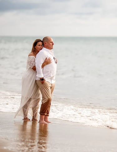 Couple de mariés sur la place au pilat
