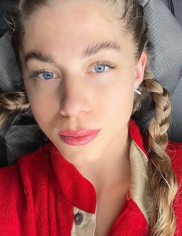 portrait femme couchée, lèvres pulpeuses avec tresse