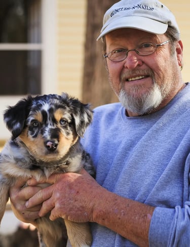 Chien et maître souriants dans un jardin propre – témoignage de satisfaction