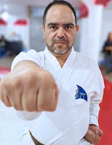 señor practicando karate en narvarte para manejar el estrés