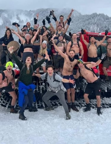 Eine Gruppe von Menschen erreicht den Gipfel einer Wim Hof Bergwanderung