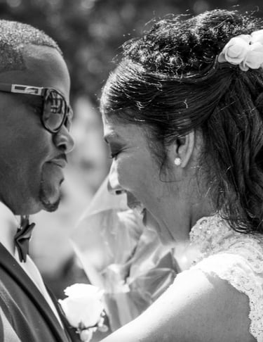 Un couple de mariés amoureux