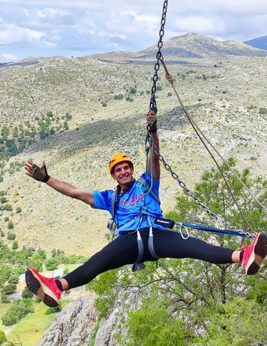 Paso aéreo en la vía ferrata de Zafarraya