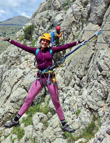 Aventurera en la vía ferrata de Zafarraya en Granada