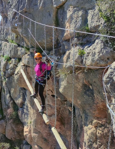 Actividad de vía ferrata en el entorno de Comares con Guadalterra Aventura