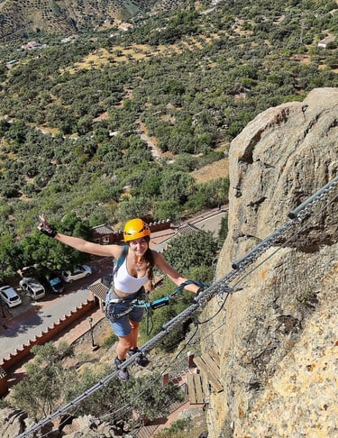 Aventurera subiendo escalera al cielo en la vía ferrata El Turrión