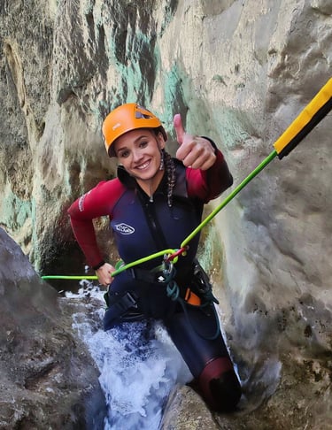 Aventurera disfrutando del barranco de Río Verde con Guadalterra Aventura
