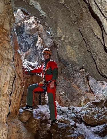 Actividad de espeleología en las cuevas de la Araña con Guadalterra Aventura