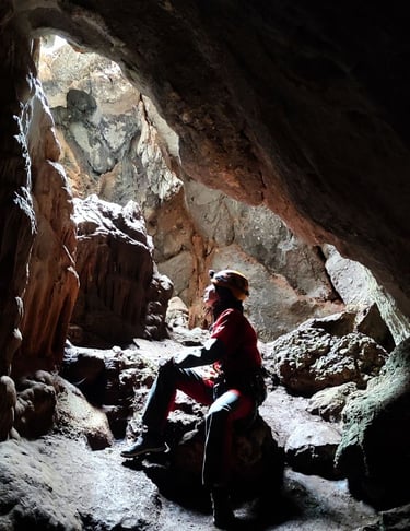 Interior de la Cueva de los Órganos durante una actividad de espeleología guiada