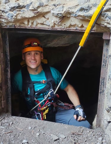 Aventurero durante la actividad de espeleología en la cueva de la Tinaja