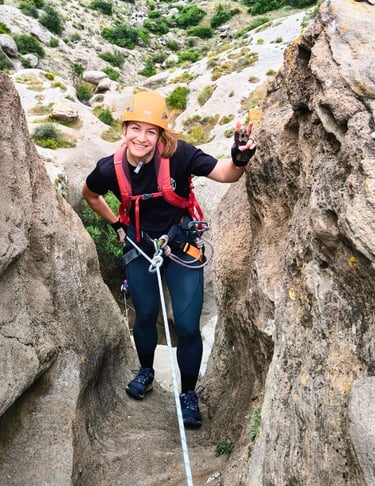 Aventurera disfrutando del barranco de Castillejos de Luna con Guadalterra Aventura