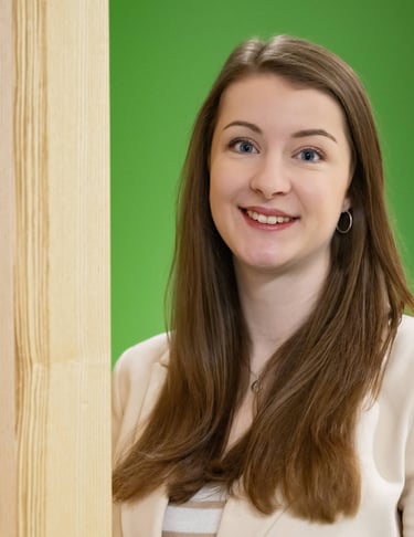 Bild von Elena vor grüner Wand