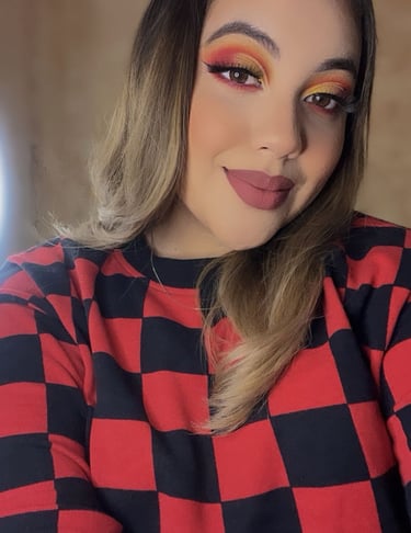 Mujer con sombra de ojos naranja y amarilla inspirada en el atardecer y lápiz labial mate