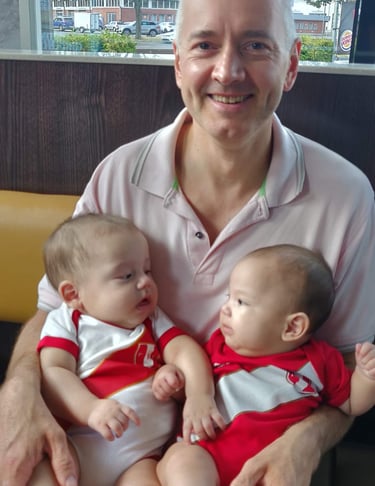 Jörg Grube mit den Zwilling Babies im Arm 2019