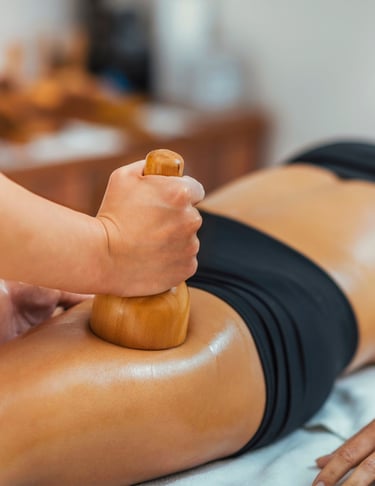 Tratamiento de recuperación postoperatoria con técnicas de drenaje linfático y masaje terapéutico.