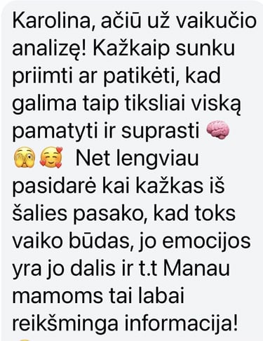 atsiliepimas su emoji juodai baltame fone