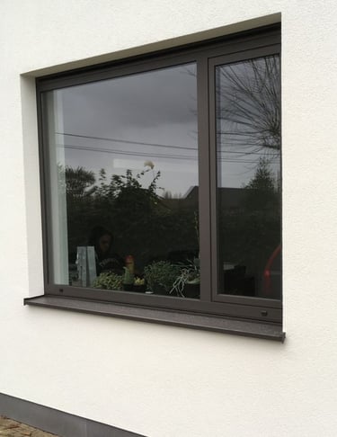 fenêtre aluminium, châssis gris foncé, vitrage isolant, façade crépie, menuiserie moderne