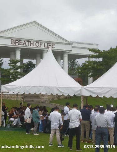 Prosesi pemakaman keluarga di depan gedung Breath of Life San Diego Hills Memorial Park Karawang