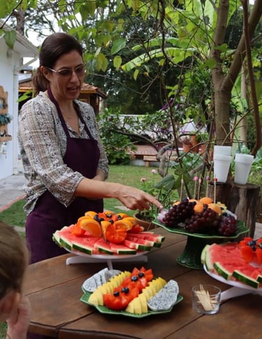 nutricionista servindo frutas