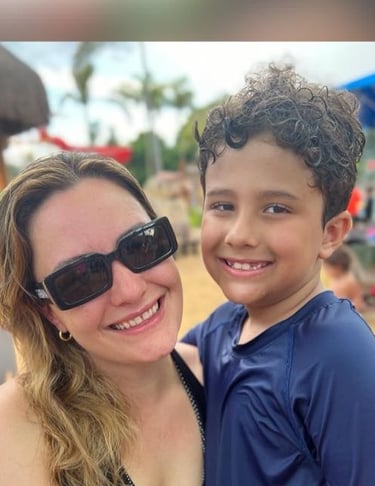 uma mulher e um menino estão sorrindo, felizes e posando para uma foto