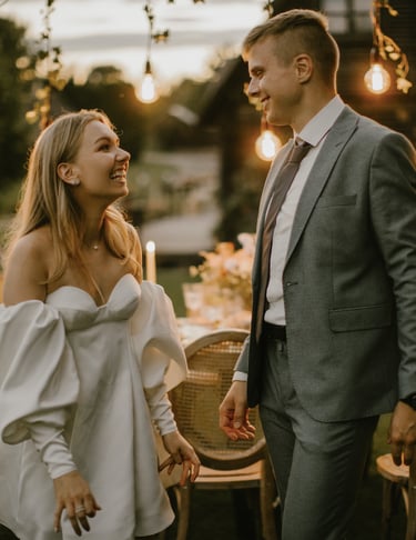 švenčių draugės organizuotos jaukios gamtos vestuvės porai nuotraukoje