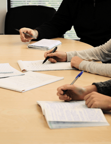réunion de personnes qui écrivent
