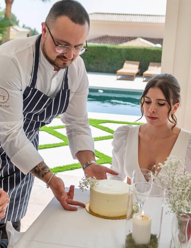 Evento privado con clientes disfrutando de un servicio gastronómico a medida