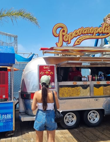 Stand Popcornopolis sur la jetée de Santa Monica Pier devant l'océan Pacifique