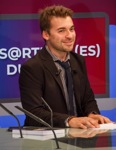Aurélien Cailloce Sarthois du web TV Sarthe et animateur, installé dans son espace de travail.