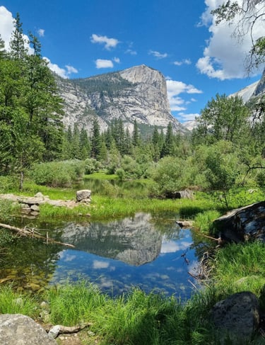 vue de mirror lake au yosemite national park sublime
