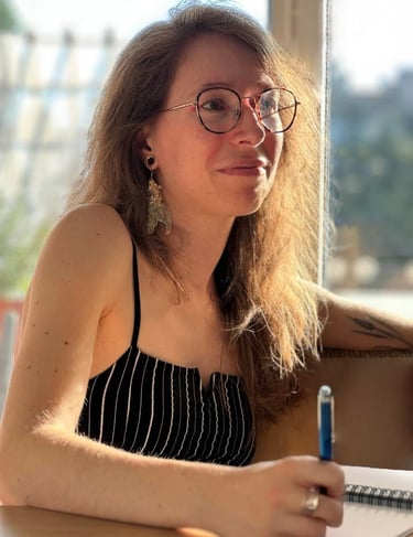 Photographie personnelle de moi dans une position d'écoute active de mon interlocutrice