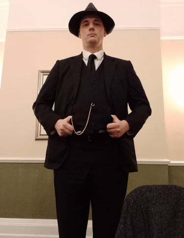 man dressed as an older style police detective