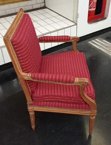 Restauration d’un fauteuil Louis XV avec un tissu africain designé par Aïssa Dione et une finition cloutée artisanale.