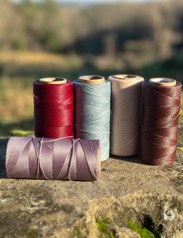 bobines de fils Linhasita pour micromacramé, différents coloris, lumière soleil, artisanat