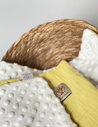 baltas su geltonu pledukas