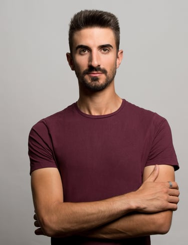 Álvaro RPérez con camiseta burdeos moreno serio